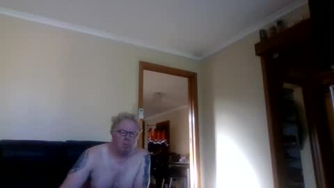 gimmmieoooo online show from April 3, 10:30 pm