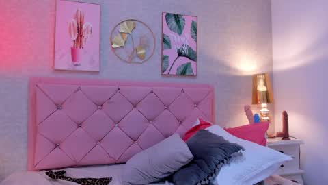 Snapshot of ginger_violetta chatting on February 15, 10:52 pm Ginger online show from February 15, 10:52 pm