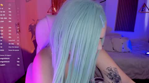 Kendall online show from December 12, 7:04 pm