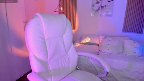 Kendall online show from December 14, 4:09 pm