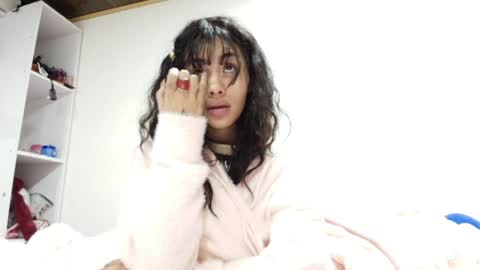 Snapshot of giovanna_oliveria chatting on April 17, 7:00 am giovanna_oliveria online show from April 17, 7:00 am