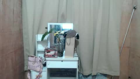 Snapshot of girl4u_aieshaxoxo chatting on October 9, 6:44 am Aisha online show from October 9, 6:44 am