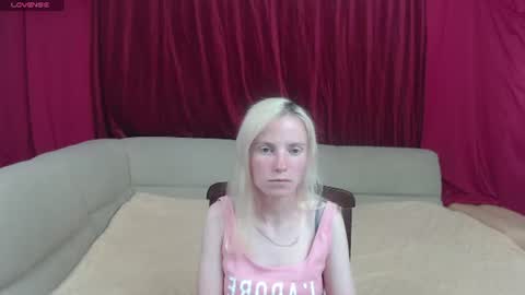 Snapshot of girl_summer97 chatting on June 12, 2:27 pm Katia online show from June 12, 2:27 pm