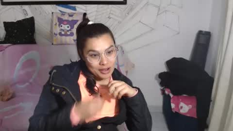 Snapshot of girlsex_hot chatting on May 16, 3:03 am girlsex_hot online show from May 16, 3:03 am