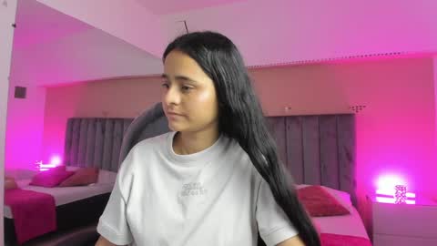 GISELLE ROLDAN online show from April 10, 2:44 pm