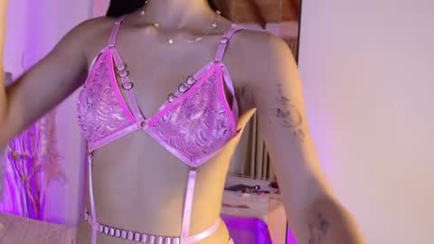 Snapshot of giselleclair chatting on October 24, 1:40 pm giselleclair online show from October 24, 1:40 pm