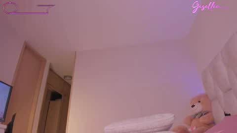 Snapshot of gisellee__ chatting on June 2, 3:47 pm online show from June 2, 3:47 pm