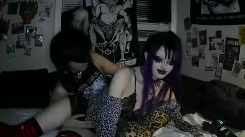 Snapshot of gl00my_gh0ul chatting on April 18, 4:49 am Gloomy online show from April 18, 4:49 am