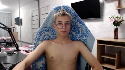 Snapshot of glasses_cat chatting on May 10, 5:18 pm Eugene and Damian online show from May 10, 5:18 pm