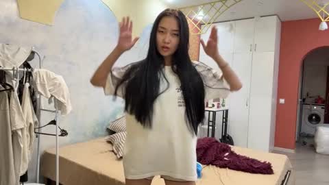 Mia online show from April 12, 11:04 am