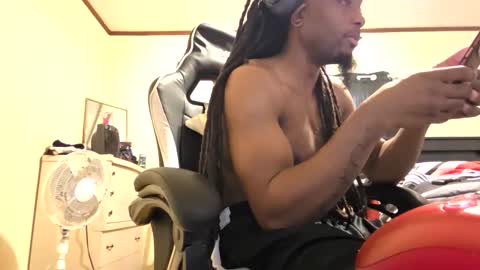 Snapshot of glomightyj chatting on April 15, 1:29 pm glomightyj online show from April 15, 1:29 pm