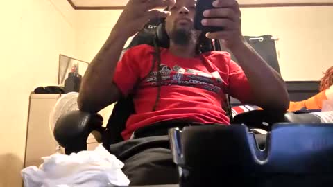 Snapshot of glomightyj chatting on April 19, 12:11 am glomightyj online show from April 19, 12:11 am
