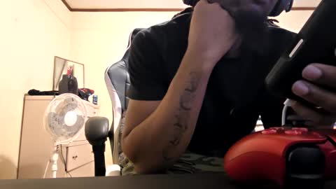 Snapshot of glomightyj chatting on April 20, 3:53 am glomightyj online show from April 20, 3:53 am