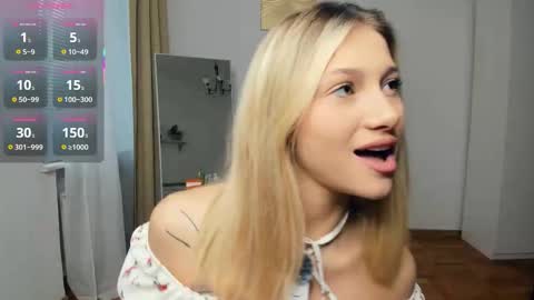 Snapshot of glossybabe_ chatting on October 7, 7:38 am Cherry online show from October 7, 7:38 am