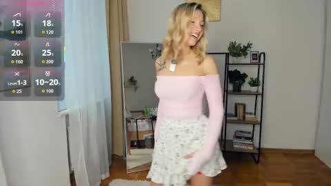 Snapshot of glossybabe_ chatting on October 10, 8:24 am Cherry online show from October 10, 8:24 am
