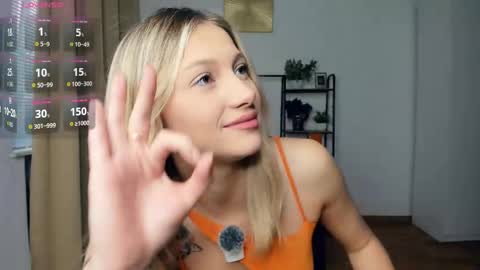 Snapshot of glossybabe_ chatting on October 14, 7:31 am Cherry online show from October 14, 7:31 am
