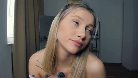 Snapshot of glossybabe_ chatting on October 16, 7:20 am Cherry online show from October 16, 7:20 am