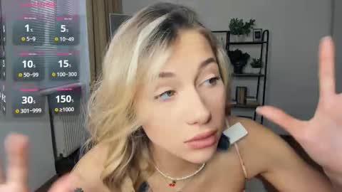Snapshot of glossybabe_ chatting on October 20, 7:20 am Cherry online show from October 20, 7:20 am