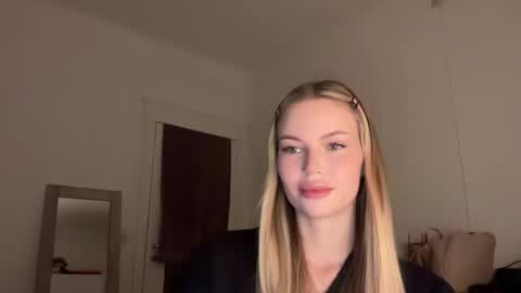 Snapshot of glow_angel chatting on January 21, 5:41 pm glow_angel online show from January 21, 5:41 pm