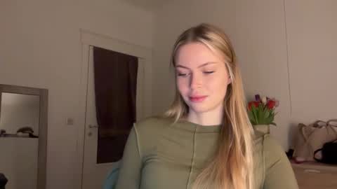 Snapshot of glow_angel chatting on January 28, 6:28 pm glow_angel online show from January 28, 6:28 pm