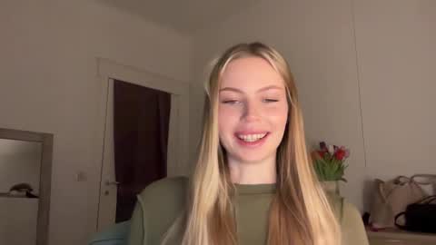 Snapshot of glow_angel chatting on January 28, 9:29 pm glow_angel online show from January 28, 9:29 pm