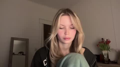 Snapshot of glow_angel chatting on January 31, 5:10 pm glow_angel online show from January 31, 5:10 pm