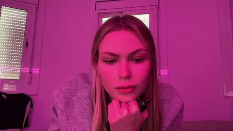 Snapshot of glow_angel chatting on February 13, 3:46 pm glow_angel online show from February 13, 3:46 pm