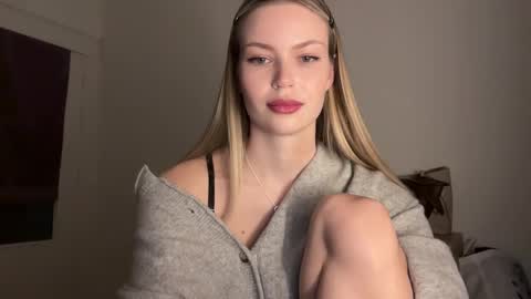 Snapshot of glow_angel chatting on February 24, 9:20 pm glow_angel online show from February 24, 9:20 pm