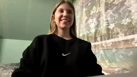 glyndabrierre online show from April 12, 5:18 pm