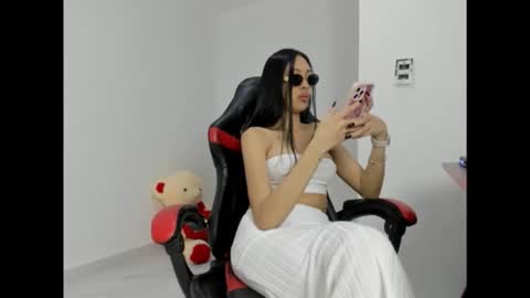 goddess_of_pigs online show from March 31, 4:02 am