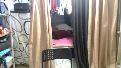 Snapshot of goddess_queen25 chatting on June 7, 12:15 am goddess_queen25 online show from June 7, 12:15 am
