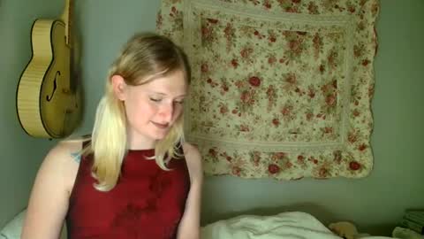 Snapshot of goddessalison chatting on June 7, 1:43 am goddessalison online show from June 7, 1:43 am