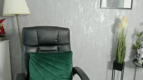 Snapshot of goddessmiaa chatting on December 7, 7:27 am Mistress online show from December 7, 7:27 am