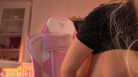 Snapshot of golden_alinee chatting on February 8, 7:27 pm Aline meow   online show from February 8, 7:27 pm