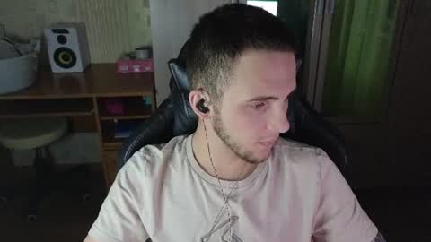 Snapshot of golden_boyyy21 chatting on June 9, 8:42 pm Golden boyyy21 online show from June 9, 8:42 pm