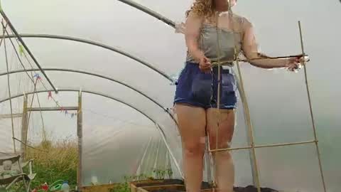 Layla online show from July 25, 2:03 pm