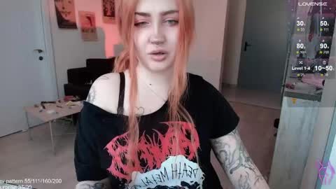 Snapshot of gothkittys chatting on April 29, 12:20 pm traumfrau Kira angel face devil eyes I SELL A LOT VIDEO IN GALLERY online show from April 29, 12:20 pm