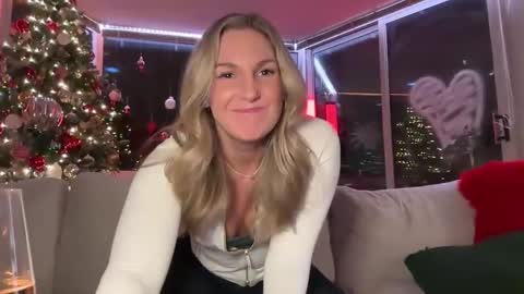 Snapshot of graciemae_baexx chatting on December 22, 12:07 am Gracie Mae online show from December 22, 12:07 am