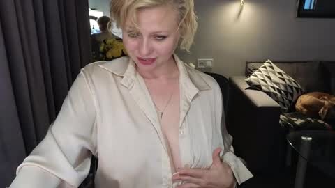 Snapshot of gray_swann chatting on February 19, 12:44 pm Ray online show from February 19, 12:44 pm