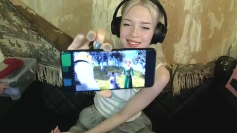 Snapshot of graylovescookies chatting on December 2, 8:22 pm graylovescookies online show from December 2, 8:22 pm