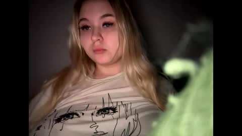 Snapshot of green_eyes_twinkl chatting on April 21, 7:06 pm Lina 3 online show from April 21, 7:06 pm
