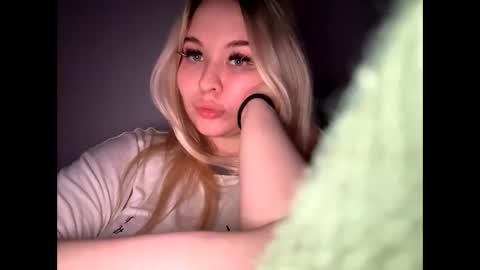 Snapshot of green_eyes_twinkl chatting on April 22, 5:58 pm Lina 3 online show from April 22, 5:58 pm