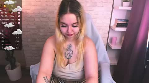 Snapshot of green_eyes_twinkl chatting on May 14, 1:18 pm Lina 3 online show from May 14, 1:18 pm