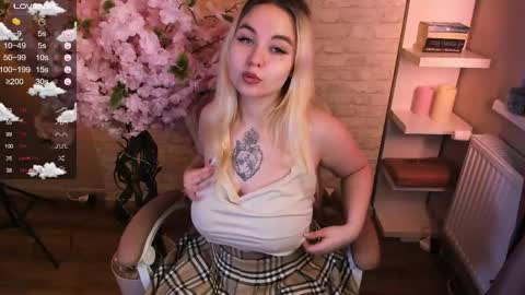 Snapshot of green_eyes_twinkl chatting on May 28, 1:30 pm Lina 3 online show from May 28, 1:30 pm