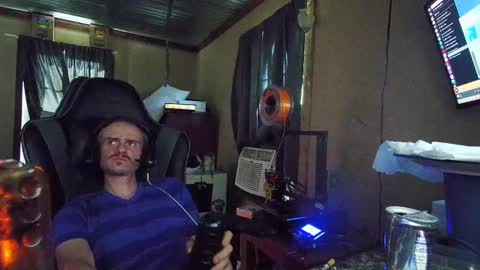 Snapshot of greenlungs8195 chatting on October 6, 7:44 pm Greenlungs8195 online show from October 6, 7:44 pm