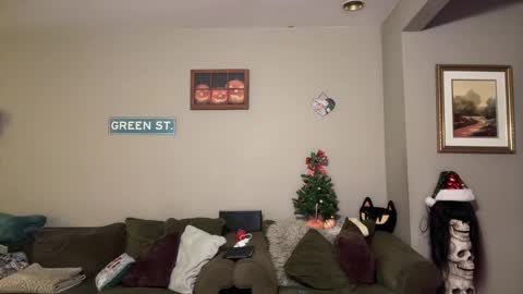 Snapshot of greenxxxqueen chatting on December 23, 6:11 am SexQueen Nikki online show from December 23, 6:11 am