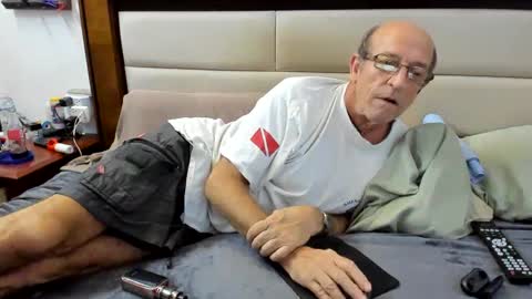 Snapshot of greyishere chatting on December 4, 7:50 am Grey. If viewing your cam I am more likely to stay if you show your face. online show from December 4, 7:50 am