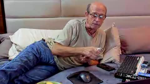 Snapshot of greyishere chatting on February 19, 12:35 am Grey. If viewing your cam I am more likely to stay if you show your face. online show from February 19, 12:35 am