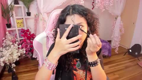 Snapshot of gummo_ chatting on December 18, 8:59 pm gummo_ online show from December 18, 8:59 pm