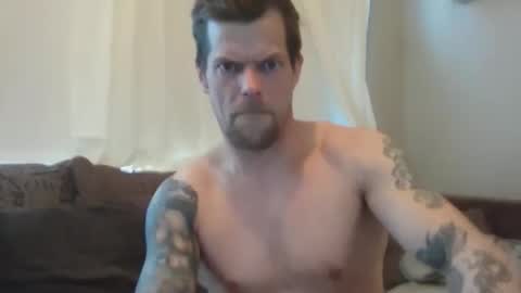 gunnarssonbenni33 online show from April 23, 7:38 pm